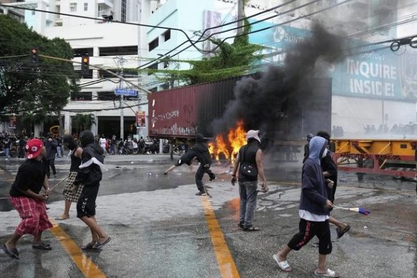 赣州达慧 外媒: 菲律宾总统府附近发生骚乱, 示威者与警察发生肢体冲突, 49人被捕